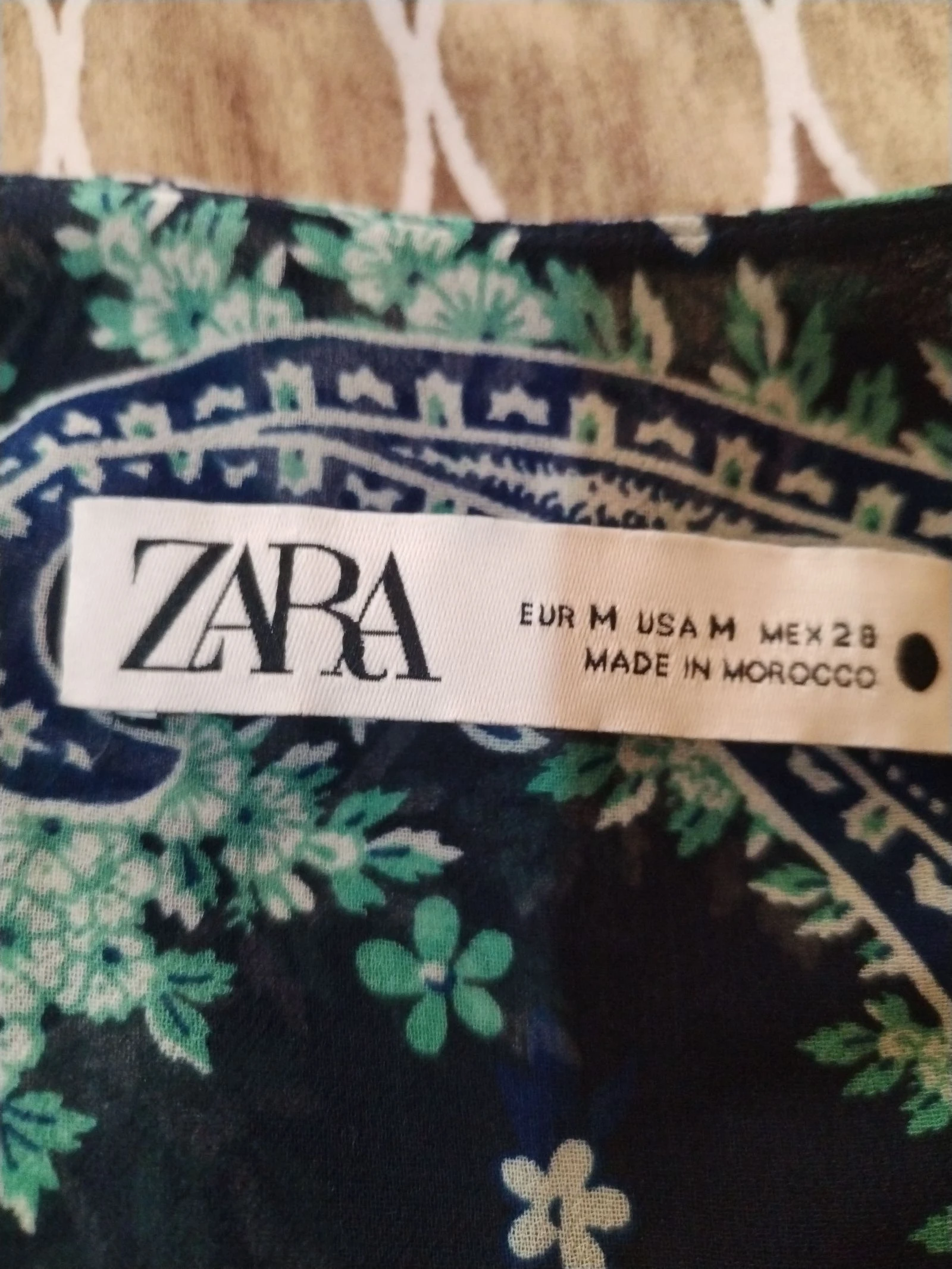 Un vestido de Zara elegante con un diseño espectacular y un estampado muy original – photo 11